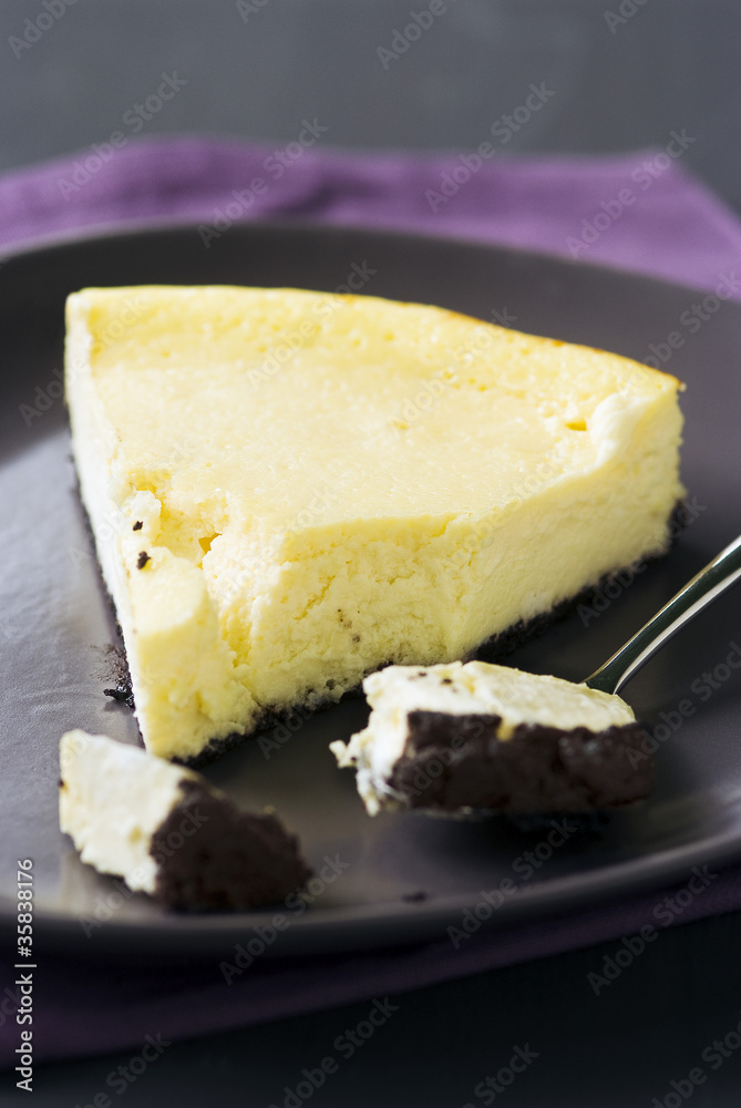 Part de cheese-cake sur fond de biscuit Oreo