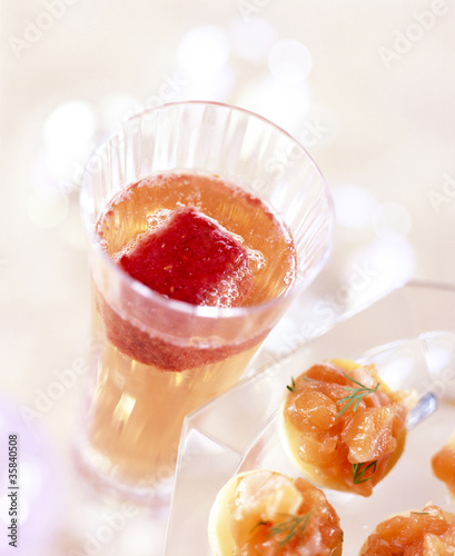 Foto Cocktail champenois et toasts au saumon
