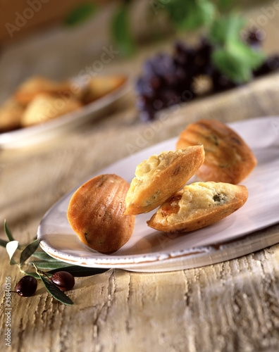 Fototapeta Naklejka Na Ścianę i Meble -  Madeleines salées aux olives