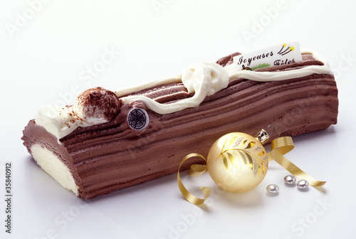 Bild auf Leinwand Bûche de Noël glacée