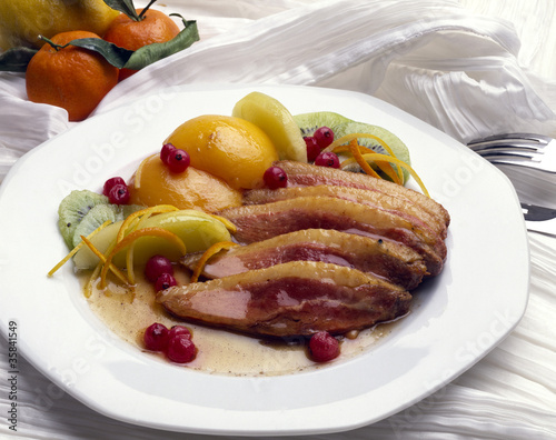 Magrets de canard aux fruits photo