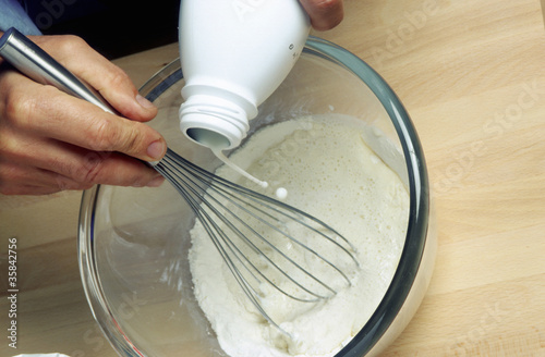 ajouter et mélanger le lait avec la farine et le sel