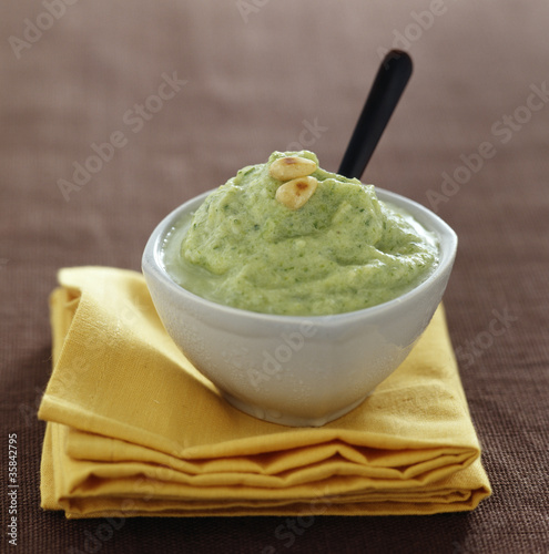 Fototapeta Naklejka Na Ścianę i Meble -  mousse de courgettes au pesto et aux pignons
