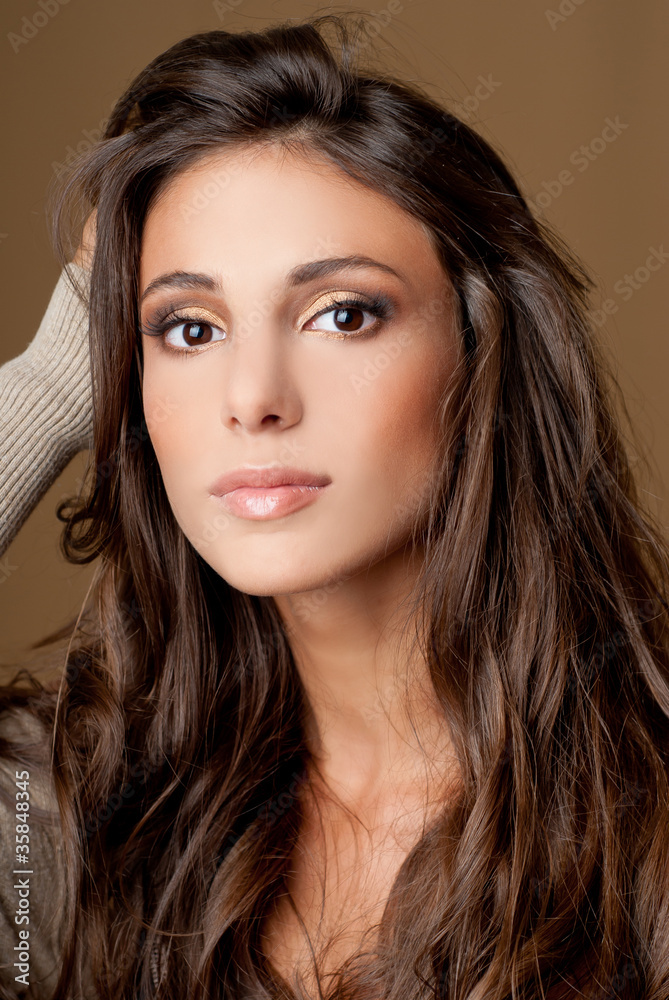 Naklejka premium beautiful brunette