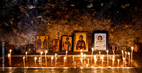 Fotografia Burning candles and religious icons
