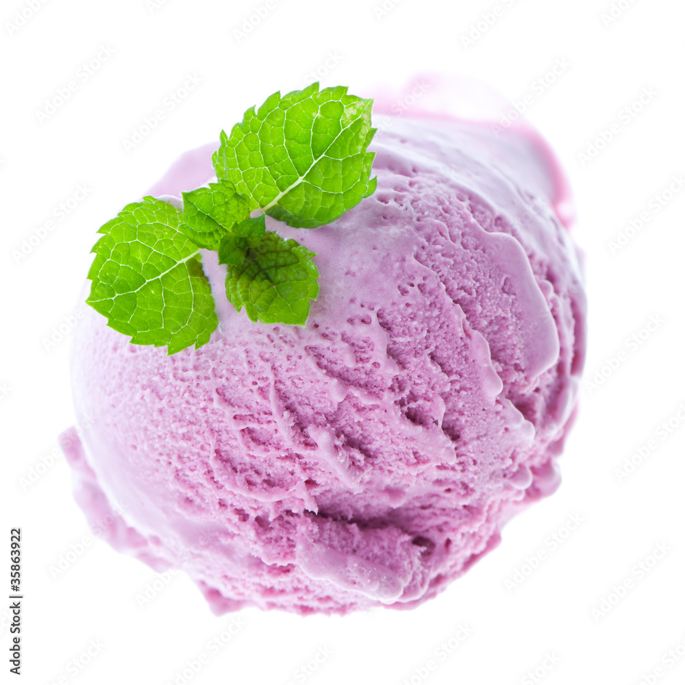 Eine lila Kugel Eis von oben mit grüner Minze