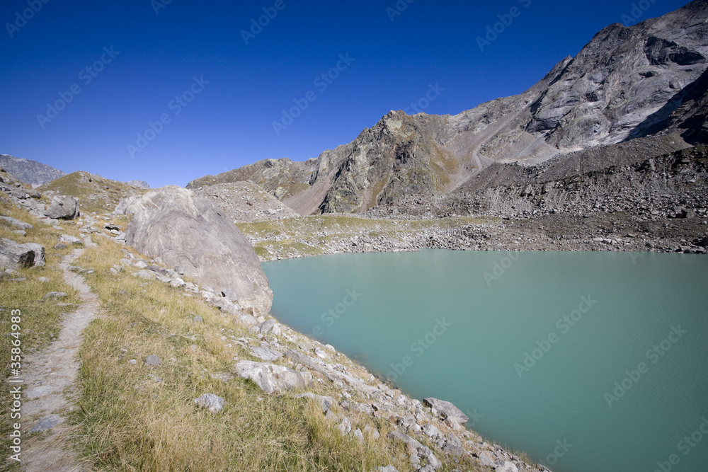 lago delle locce sulle alpi