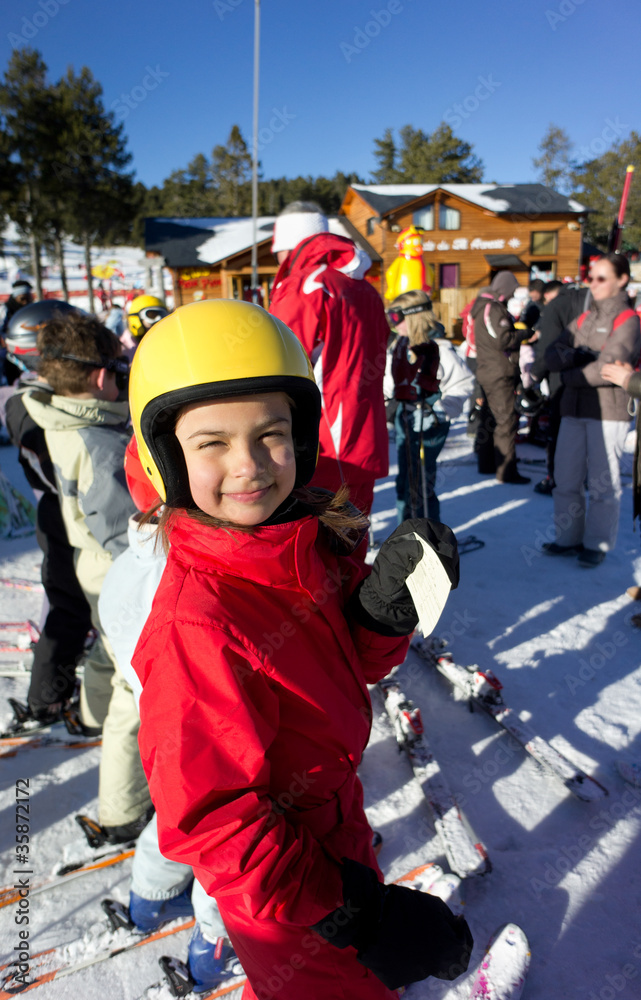 fillette sur les pistes de ski fillette sur les pistes de ski