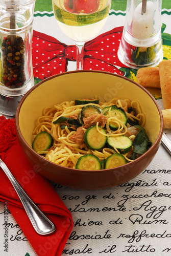 Fideos con atún y calabacín - Cocina italiana