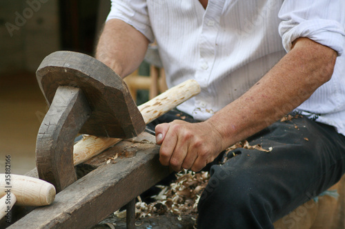 Slika na platnu Un artisan du bois en train de travailler