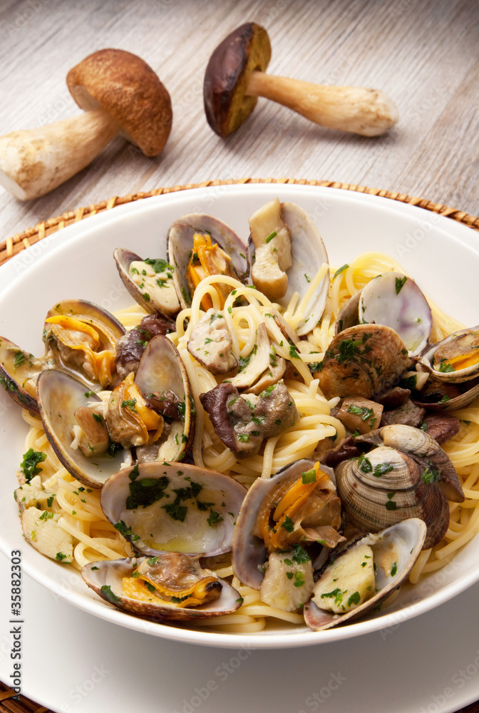 Fototapeta premium spaghetti alle vongole e funghi porcini
