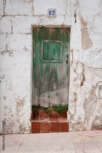 Puerta de una casa vacia y abandonada