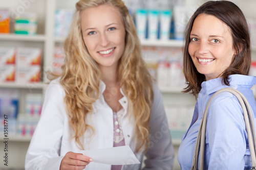 lächelnde kundin kauft in der apotheke photo