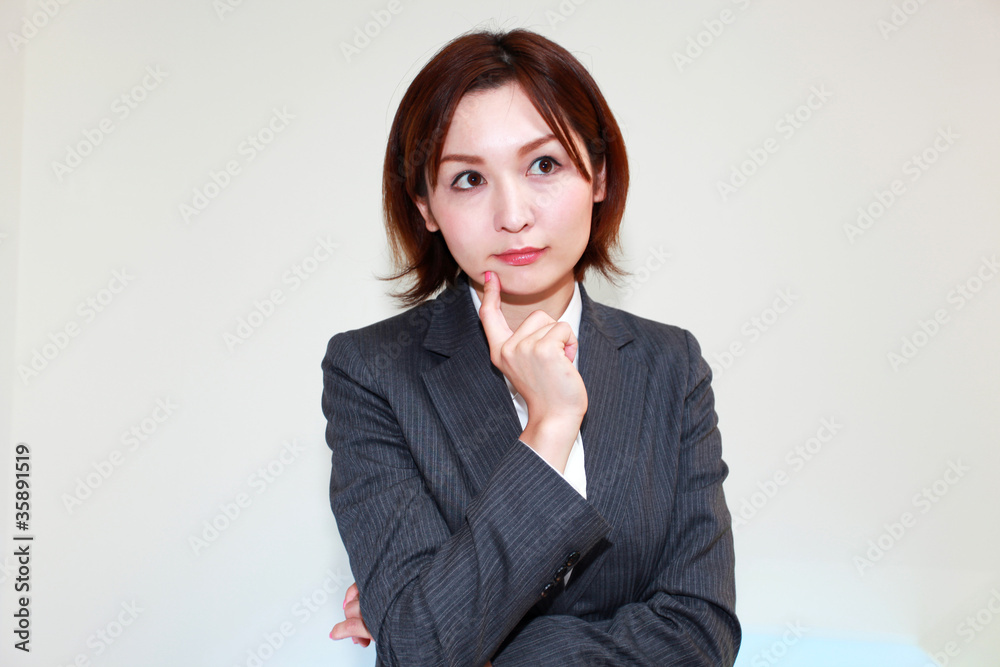 悩んでいるオフィスレディー 悩んでいるオフィスレディー