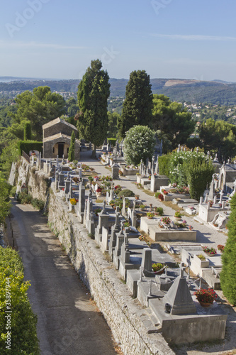 Fotografie The cemetery in the village of Saint-Paul de Vence, France