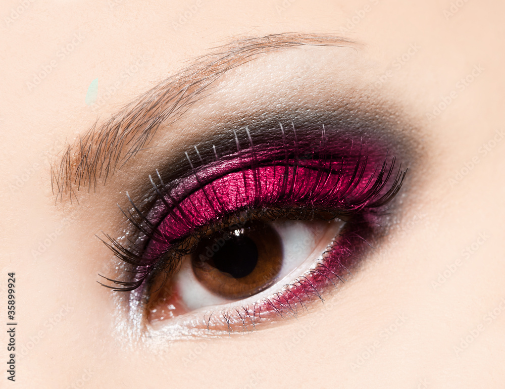 Naklejka premium close-up of beautiful womanish eye