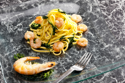 spaghetti with prawns and spinach
