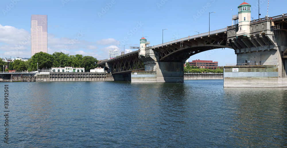 Obraz premium US Bancorp tower & the Morrison bridge, Portland OR., panorama.