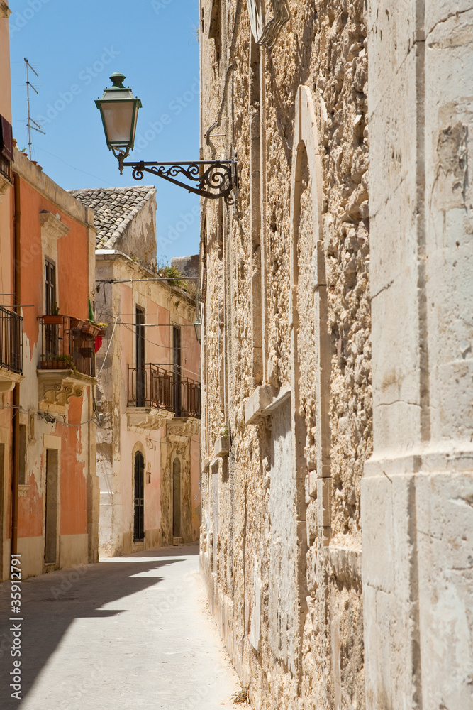 Fototapeta premium narrow late baroque style Rome street in Syracuse
