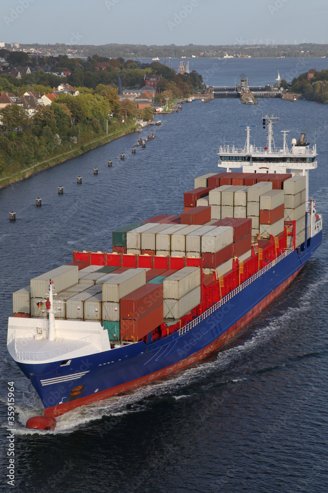 Obraz premium beladenes Containerschiff