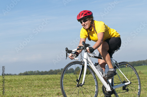 Frau auf dem Rennrad