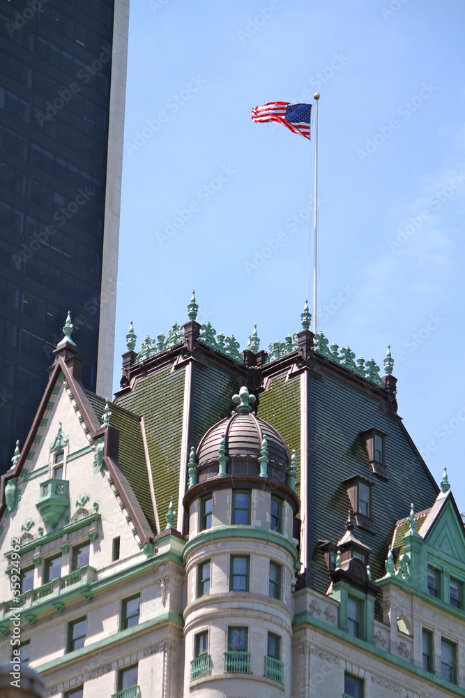 antico edificio statunitense con bandiera in cima