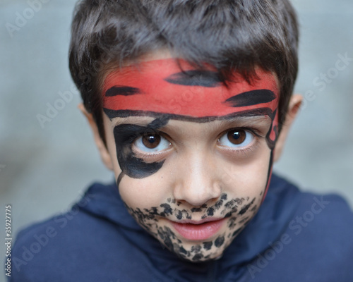 Konstfotografi bambino con trucco
