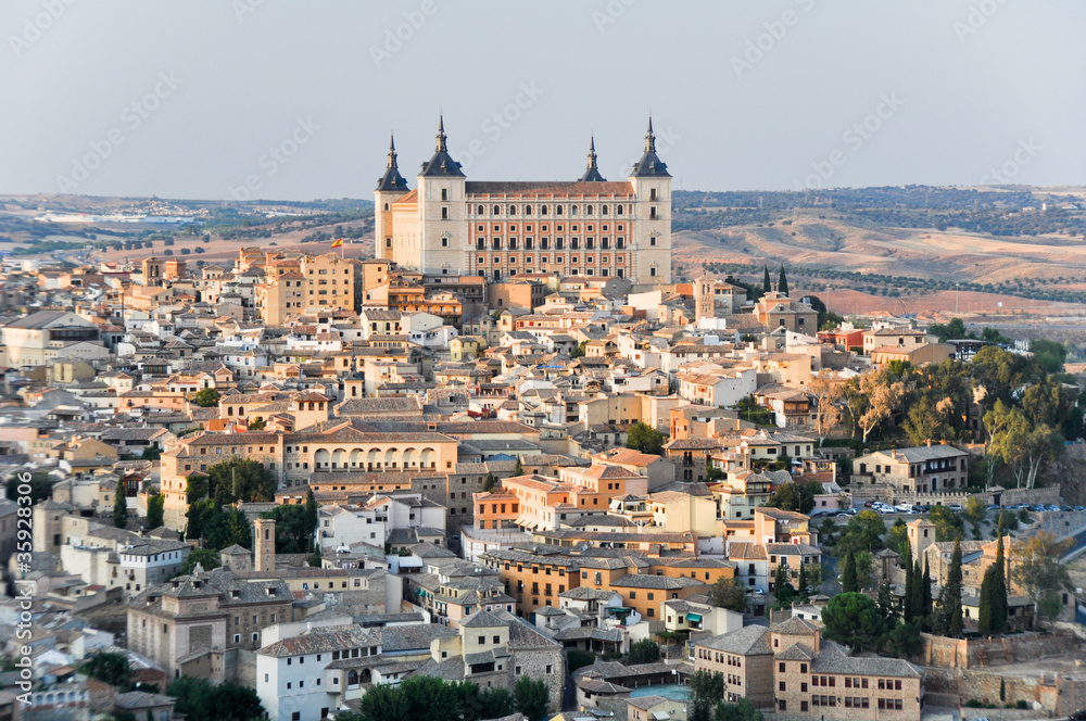 Panoramic view of Toledo and Alcazar, Spainº