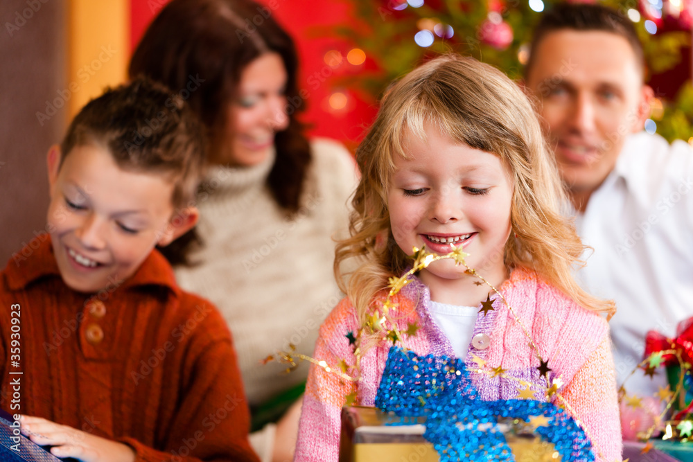 Weihnachten - Familie mit Geschenken am Weihnachtsabend Weihnachten - Familie mit Geschenken am Weihnachtsabend
