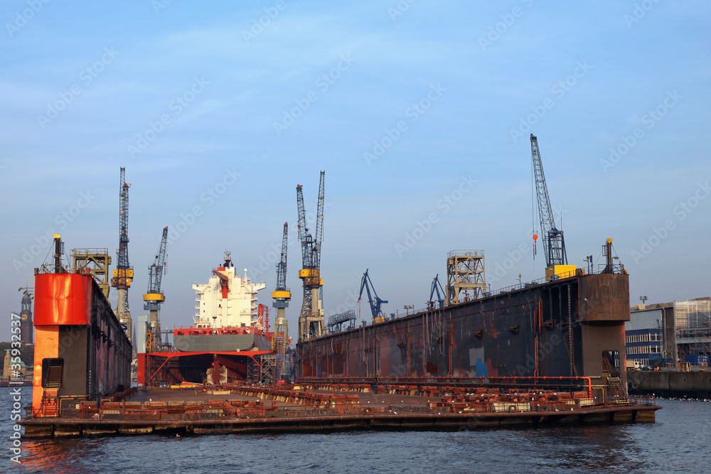 Schwimmdock mit Schiff im Hamburger Hafen