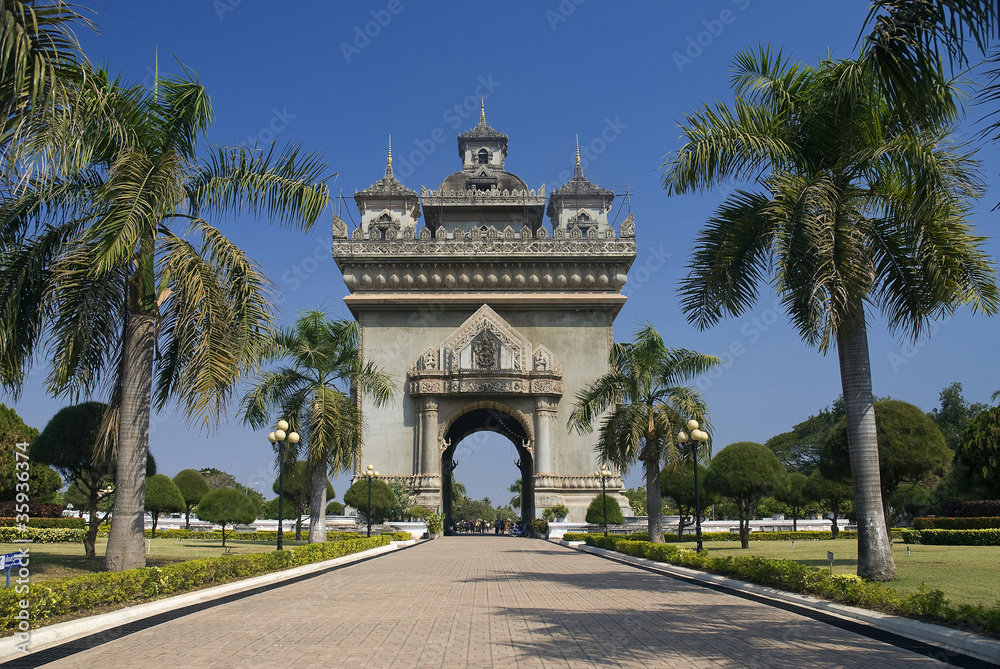 Obraz premium view of patuxai arch in vientiane, laos, asia
