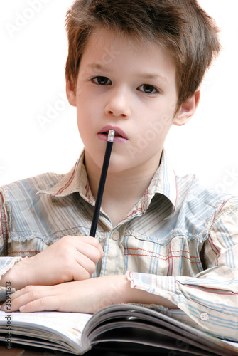 enfant maison devoir scolaire photo