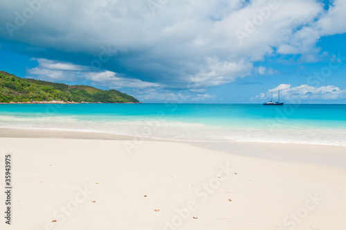 Idyllic tropical beach on Praslin island at Seychelles © Vitaly Raduntsev