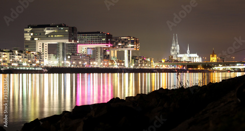 Kranhäuser mit Dom bei Nacht photo