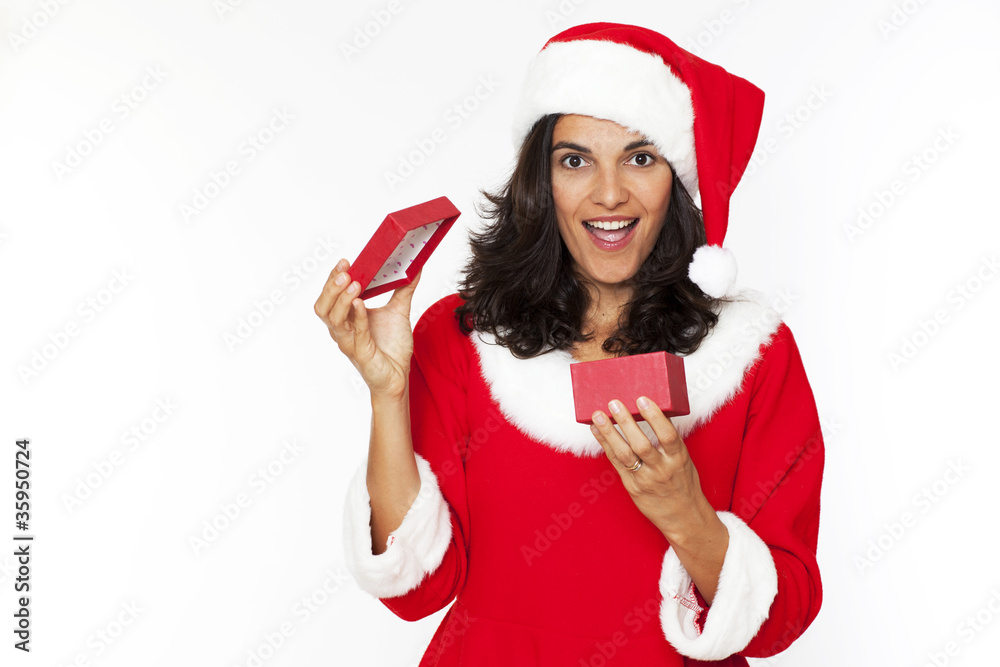 Frau öffnet ein Geschenk an Weihnachten Frau öffnet ein Geschenk an Weihnachten