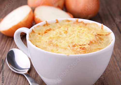 Fototapeta Naklejka Na Ścianę i Meble -  soupe à l'oignon gratiné