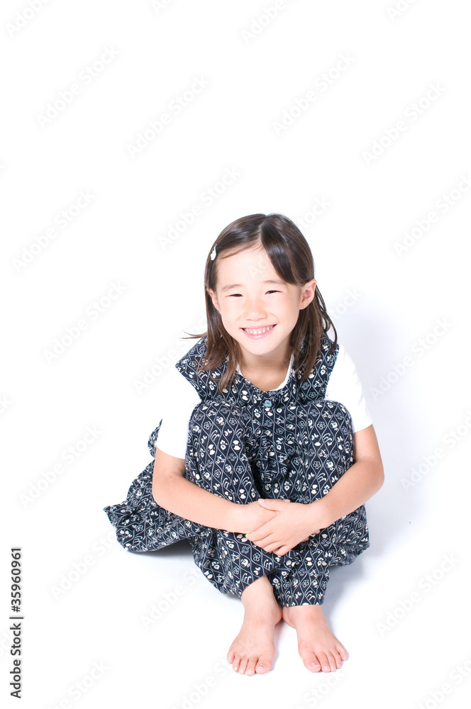 座る女の子 座る女の子