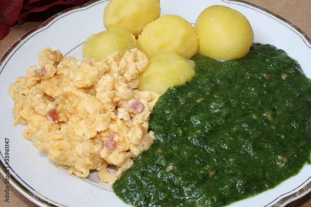 rüherei mit spinat und kartoffeln Stock-Foto | Adobe Stock