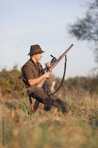 Jäger beobachtet sein Revier