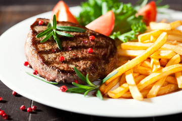 Fototapete Steakhouse Rustikales Grillsteak mit Pommes  © B.G. Photography