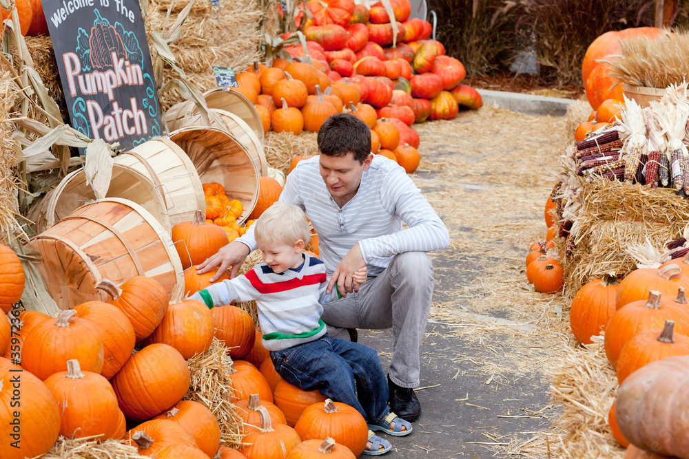 Obraz premium family at the pumpkin patch