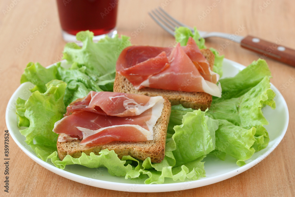 toasts with prosciutto