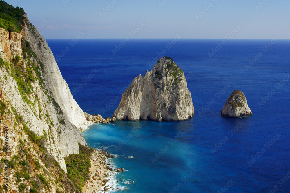 skały przy klifie, grecka wyspa Zakynthos skały przy klifie, grecka wyspa Zakynthos
