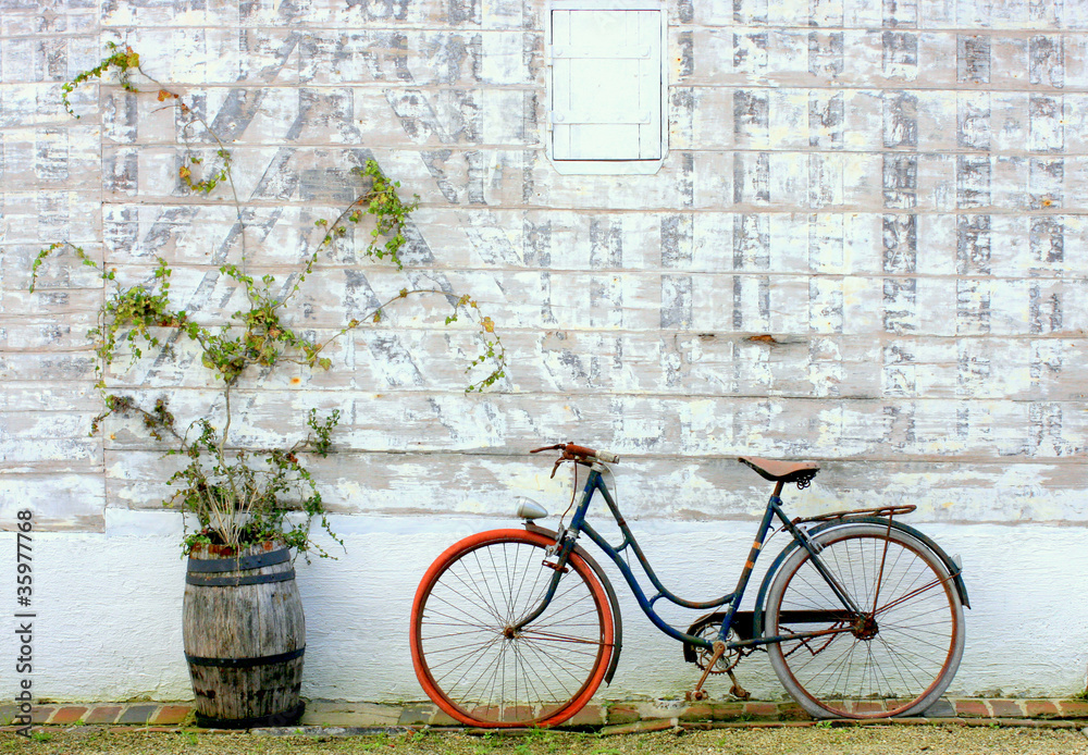 Vélo, mur et colombage