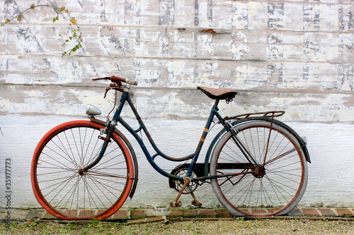 Vieux vélo sur un mur