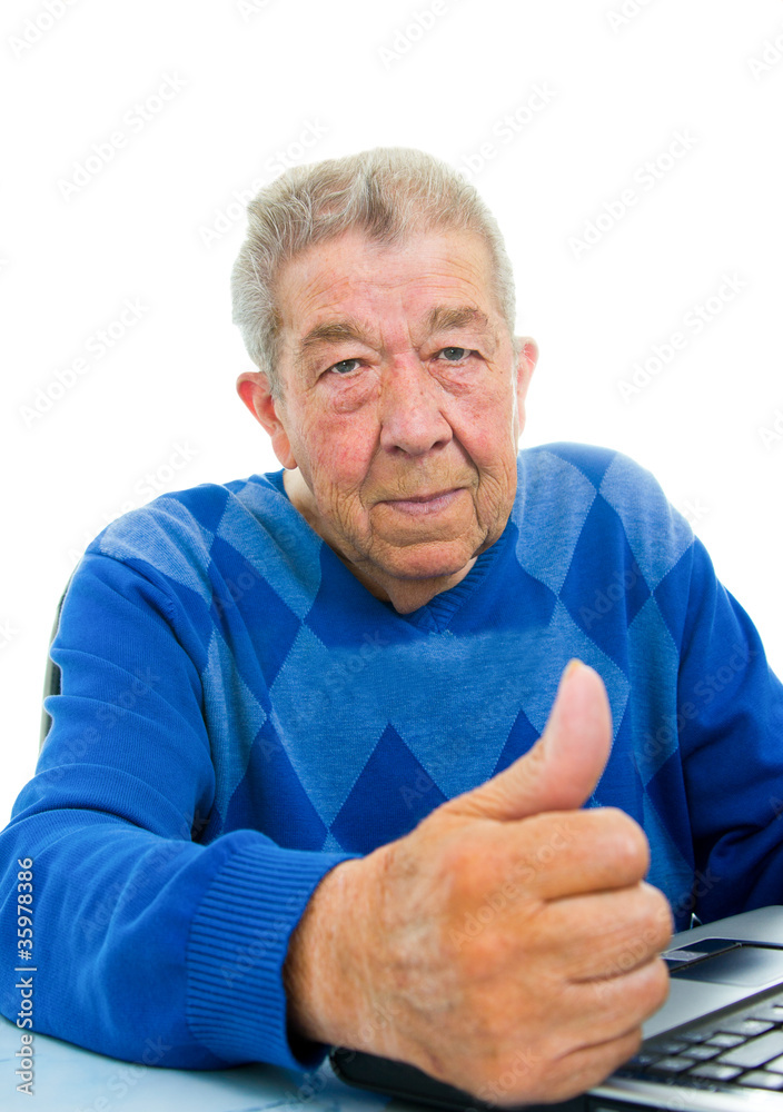 Senior findet im Internet surfen super Senior findet im Internet surfen super