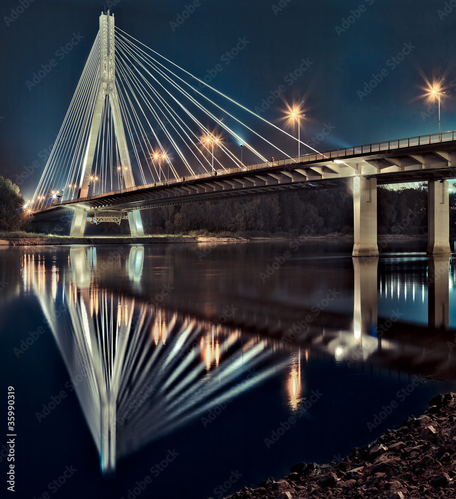 Obraz premium Nocny widok na nowy Most Świętokrzyski w Warszawie.