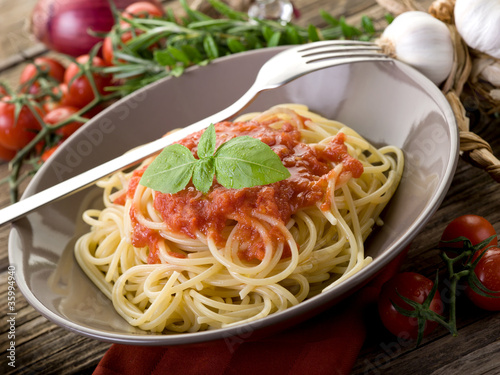 spaghetti with fresh tomatoes sauce and basil