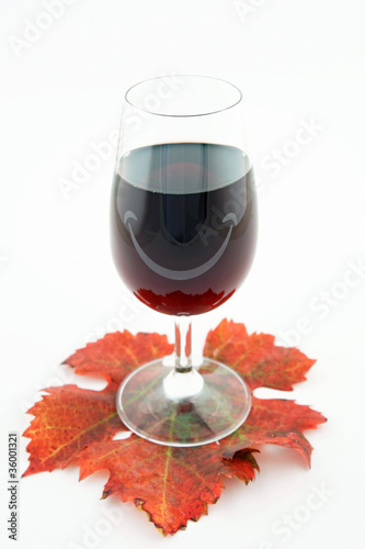 verre de vin rouge souriant