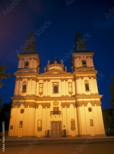 nocna fasada kościoła